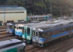 Lokalverkehr auf Shikoku - der Nordosten: Startbereit am frühen Morgen - zwei Triebwagen Serie 1000, ein neuer Triebwagen Serie 1500 (Nr.1552) und ein alter Triebwagen Serie 47 der einstigen
