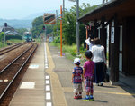 Regionalverkehr im Nordosten der Insel Shikoku - die Hauptverbindung zwischen den Städten Takamatsu und Tokushima: Einfahrt von Triebwagen 1503 in die kleine Station Bandô.