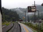 Die KIHA 48 der Takayama Linie - auf der Fahrt durch die Bergdörfer: Im Bergdorf Tsunogawa spiegelt sich KIHA 48 6812.