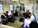 Die KIHA 48 der Takayama Linie - Heimfahrt: Schüler fahren nach einem langen Tag an der Oberschule von Takayama in ihre Dörfer zurück.