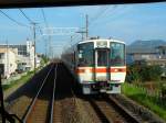 Serie 311: Ein Zug mit dem motorisierten Wagen KUMOHA 311-3 an der Spitze kommt von der Stadt Gifu her Richtung Nagoya.