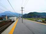 Serie 683: Von Nagoya aus Richtung Kanazawa am Japanischen Meer unterwegs durcheilt ein Zug das Dorf Ômi Nagaoka, 30.Oktober 2008.