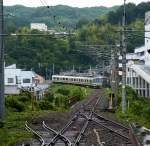 Serie 221: Ausfahrt des 6-Wagenzugs mit Endwagen KUMOHA 221-3 aus Rokujizô südlich der Stadt Kyoto.