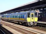 KIHA 187: Zug KIHA 187-11 hat sich im Bahnhof Tottori aufgestellt für die über 5-stündige Fahrt dem Japanischen Meer entlang nach Masuda und dann über die Bergpässe nach Shin