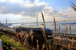 Blick von der S-Bahnlinie durchs Kansai-Gebiet auf die Grosse Brücke über die Akashi-Meeresenge.
