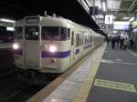 115-2000 Series Zug auf der Sanyo Line im Bahnhof von Miyajima-guchi (Miyajima Hafen) am Abend des 09.11.2010.