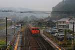 Regentropfen, Dunst und Nebel - so präsentierte sich das westliche Hochland in Japan bei der Ausfahrt des Regionalzugs aus Kamenokô (2 Dieseltriebwagen, KIHA 47 + KIHA 40).