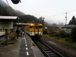 Im äussersten Westen der japanischen Hauptinsel Honshû: Triebwagen KIHA 40 2075 an der Pass-Strecke der Yamaguchi-Linie in Niho, 3.Dezember 2010.