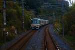 Serie 221: Im letzten Abendlicht kreuzen zwei Vierwagenzüge bei Sangô auf der Fahrt von Nara nach Osaka.