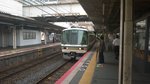 221 Series EMU als Special Rapid Service nach Nara fährt im Bahnhof Osaka ein.
