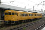 Sanyō Linie, Nahverkehrszug mit der Baureihe 115-1500(Einheit-Nr.T14), im 13.08.2021, Shimonoseki Bf.