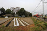 Im bäuerlichen Japan nördlich von Tokyo kommt der JR East Japan Zug 253-1002 auf den Gleisen des Tôbu-Konzern in Niregi vorbei.