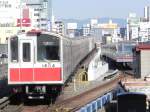 Midōsuji Line Series 10 Zug nach der Ausfahrt aus der Haltestelle Shin-Osaka in Richtung Senri-Chūō.