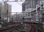 Serie 111 u.113 am Rande der Agglomeration Tokyo: Ein Zug (mit westseitigem Steuerwagen KUHA 111-1411) verlässt in der Abenddämmerung gerade die Stadt Chiba (1 Million Einwohner).