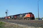 CN 3047 und 2838 mit schwerem Güterzug bei der Ausfahrt aus dem Rangierbahnhof Navin / NB (Winnipeg-Ost) in Richtung Ontario.
