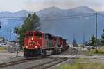 Mächtig am ackern war 8928 mit ihrem Güterzug bei der Ausfahrt in Jasper in Richtung Kamloops.