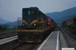 Eine 661 der Serbischen Staatsbahn zieht am Abend des 23.08.09 einen Sonderzug der IG Bahntouristik mit der STRABAG (Eichholz) V170 1125 aus Richtung Belgrad kommend in den kosovarischen Grenzbahnhof