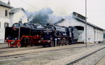 03-002 und 06-018 am 01.05.1989 vor dem Lokschuppen in Pula.