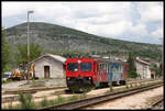 Triebwagen HZ 7122007 nach Sibenik wartet hier am 15.5.2017 auf Fahrgäste im Bahnhof Perkovic.