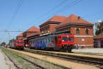 Im Bahnhof Karlovac / Kroatien treffen am 27.5.2011 mittags  die Schlerzge ein und fr kurze Zeit herrscht dann sehr reger  Personenverkehr.