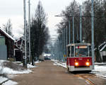 KTM-5 der Straßenbahn Daugavpils auf der Linie 2 in der Ventspils iela zeigt sich im letzten Licht des Tages.