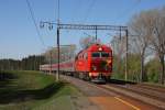 Die litauische TEP 70002 durchfhrt am 2.5.2012 mit einem Schnellzug aus   Richtung Kaunas kommend den Haltepunkt Rikanday auf ihrem weiteren Weg   nach Vilnius.