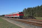 Der Dieseltriebzug DR1AM 92245008836-5 nach Vilnius fhrt am 3.5.2012  in den Landbahnhof Valkininkai ein.