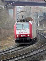E-Lok 4020 hat am 14.12.08 den Bahnhof Colmar-Berg verlassen und fhrt in Richtung Luxemburg.