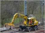 - Gleisbauarbeiten in Goebelsmhle - Nach dem Entfernen der Holzschwelle bringt der Zweiwegebagger die Betonschwelle an die freie Stelle um diese unter die Schienen zu legen.