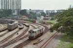 Lok 23109 manvriert vom Personenbahnhof Singapur (Gleis ganz rechts) in die Depotanlagen.
