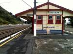 Der Bahnhof  von Paekakariki (Weelington/Neuseeland) , allerdings vom Sohn des Fotografen abgelichtet , mit der ausdrcklichen Erlaubnis , diese Neuseelandbahnbilder zu verffentlichen, da der Sohn