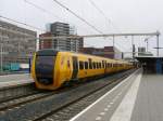 3406 und 3409 als Nahverkehrzug nach Zwolle ber Hengelo und Almelo auf Gleis 3 in Enschede am 28-11-2013.