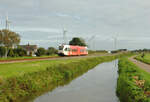 Arriva nr 260 hat gerade die Betuweroute (Güterstrecke Kijfhoek - Emmerich) und die Autobahn A15 bei Echteld passiert, als Zug 31132 (Arnhem Centraal - Tiel).
