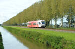 Arriva nr 264 an einer schönen Stelle am Kanal bei Echteld als Zug 31135 von Tiel nach Arnhem Centraal, 16.10.2023.