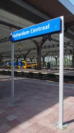 Die E 186 013 schiebt am 16.09.2018 den IC 1142 von Rotterdam nach Den Haag aus den wirklich schön licht gestalteten Bahnhof Rotterdam Centraal.