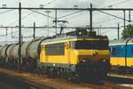 Scanbild: am 2 Augustus 1997 schleppt NS 1607 ein Ölzug durch Roosendaal und wird vom Bahnsteig fotografiert.