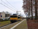 1760 der NS mit einem Regionalzug aus Maastricht(NL) nach Roermond(NL)  und fährt durch Geleen-Lutterade und fährt in Richtung Sittard(NL).