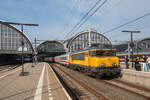 Mit dem IC 147 nach Berlin Ostbahnhof wird die 1750 der NS in wenigen Minuten den Bahnhof Amsterdam Centraal verlassen.