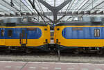 Das NS-Logo zwischen zwei Triebwageneinheiten des IC nach Leeuwarden im Bahnhof Utrecht Centraal.