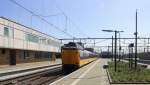 Ein Koploper der NS  aus Venlo(NL) nach Den-Haag-Centraal(NL) und fährt in Eindhoven(NL) ein.