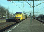 NS 907 + 909 als Zug 4463 (Zevenaar - 's-Hertogenbosch) abfahrbereit am Bahnsteig in Zevenaar am 06.03.1989.