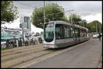 Tram Wagen 2038 der Linie 7 erreicht hier am 5.10.2023 in Rotterdam die Zalmstraat.
