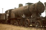 Im März 1975 waren schon vor Jahren ausgemusterte Dampfloklokomotiven in einer langen Reihe auf den Gleisen des Heizhauses Straßhof abgestellt, dazu zählte auch dieser Torso einer
