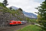 Ein interessantes Bild auf der Unterinntalbahn: Die Diesellok 2016 042 mit dem Namen  Rossi  war am 24.04.2020 mit einem elektrotechnischen Messwagen bei Jenbach in Richtung Innsbruck unterwegs.