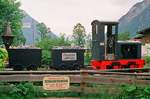 Juni 1991, Österreich, am Achensee steht diese Jung-Lok mit zwei Loren einer Grubenbahn und wirbt für den Besuch der Tiroler Steinölwerke.