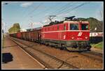 1044 017 mit Güterzug bei Kapfenberg Haltestelle am 27.04.2001.