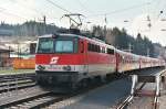 1142.638 mit einem Regionalzug nach Salzburg bei der Ausfahrt aus dem Bahnhof Vcklamarkt (O) im Mrz 2004