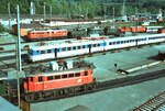 Innsbruck hatte 1983 eine reiche Auswahl an Wagentypen (natürlich speziell für Eisenbahnfans wie uns alle hier), so auch vorn Ellok der ÖBB-Baureihe 1145 und ein Zug der