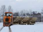 DIEMA-Lok schiebt bei frostigem Winterwetter die Loren der Feldbahn-Danreiter zur Lehmgrube; 121206