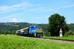 Die kleine Diesellokomotive 383.10 ist mit dem Museumzug  Carnica  aus Weizelsdorf nach Ferlach bei Laiplach.